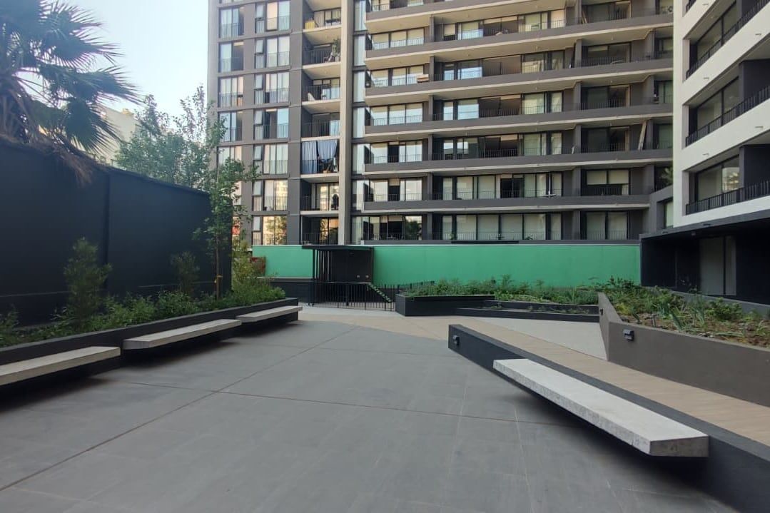 Jardín con bancas junto a las torres de Aldunate