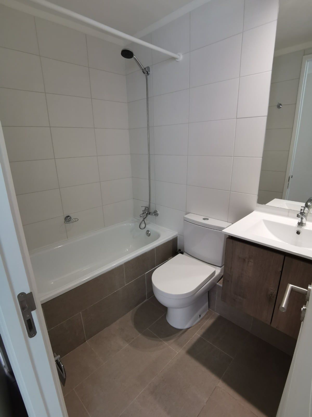 Baño con tina de un departamento en Laguna Centro