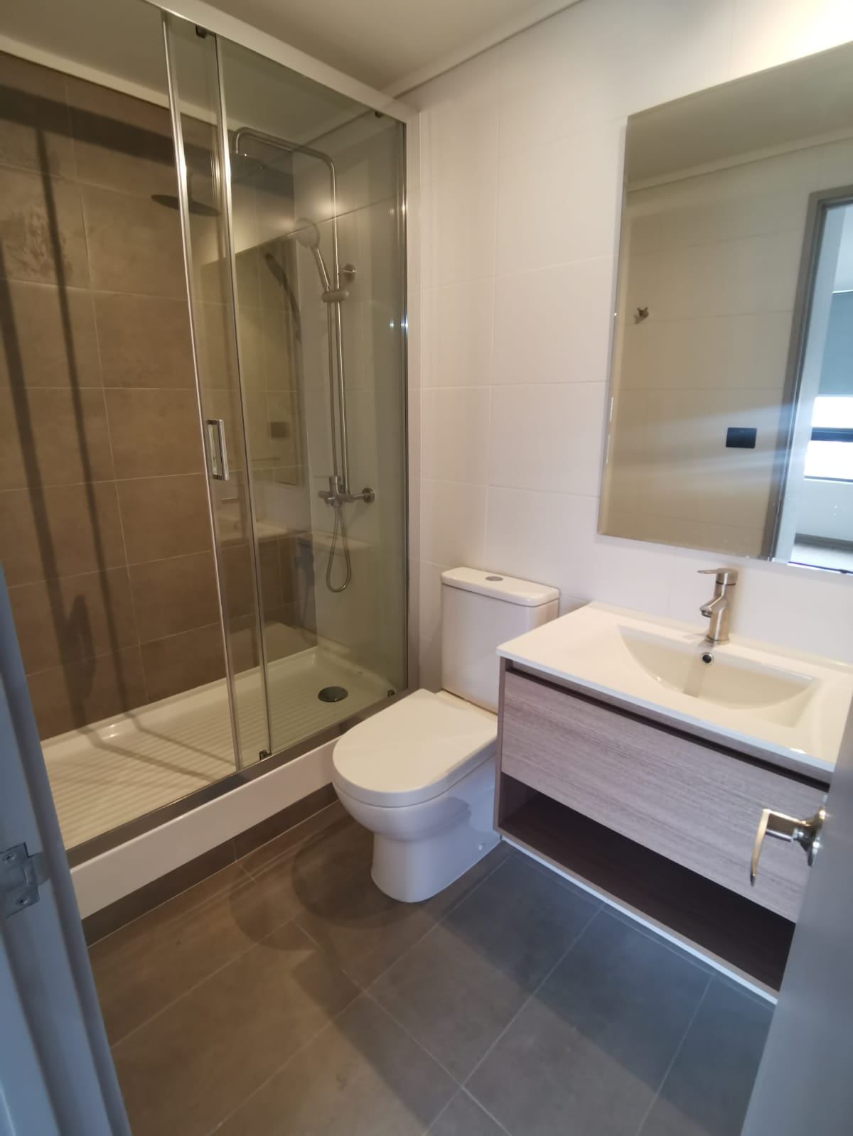 Baño con ducha de un departamento en Aldunate