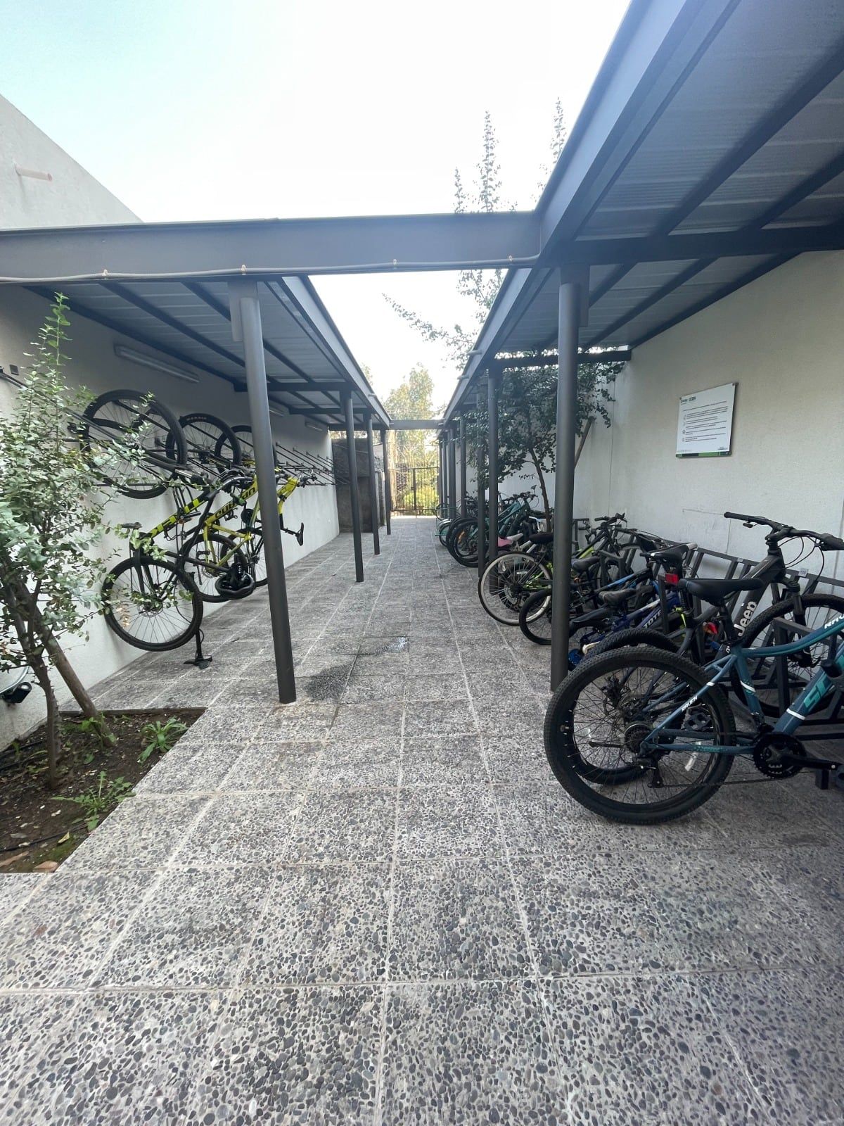 Bicicletero techado de Mirador Activa