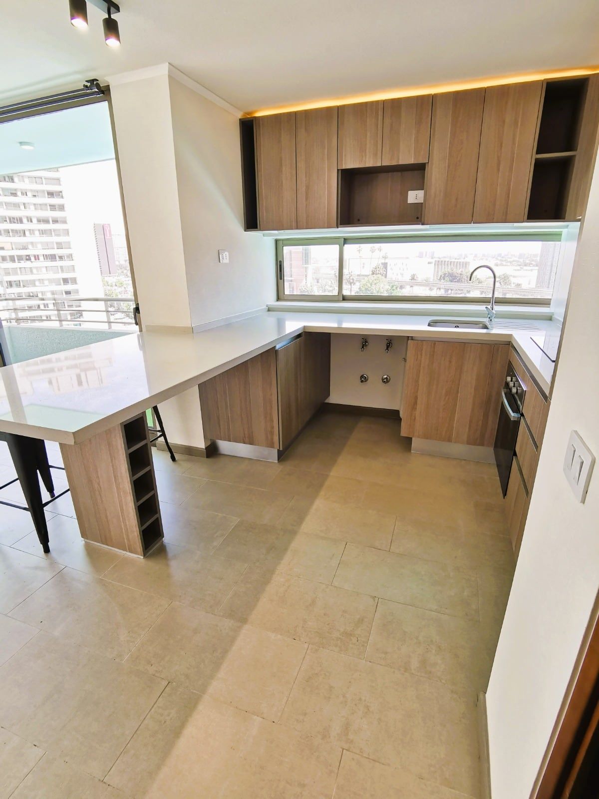Cocina con ventana de un departamento en Laguna Centro