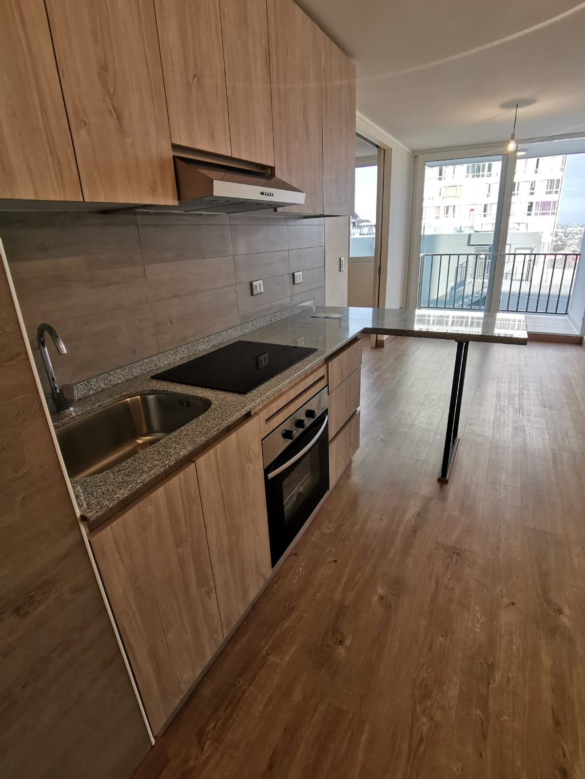Cocina con ventana de un departamento en Toro Mazote