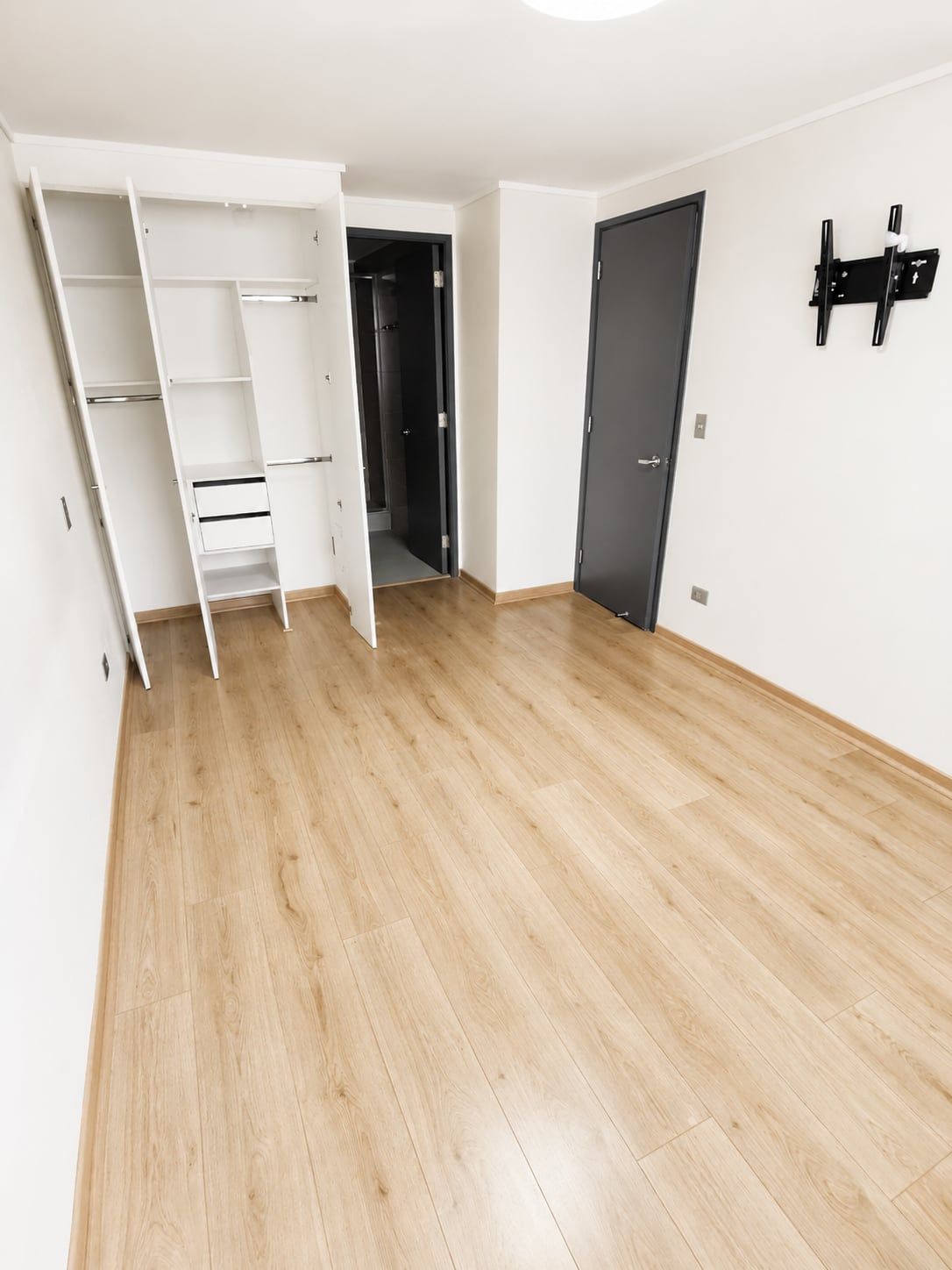 Dormitorio con piso de madera de un departamento en Edificio Vergara