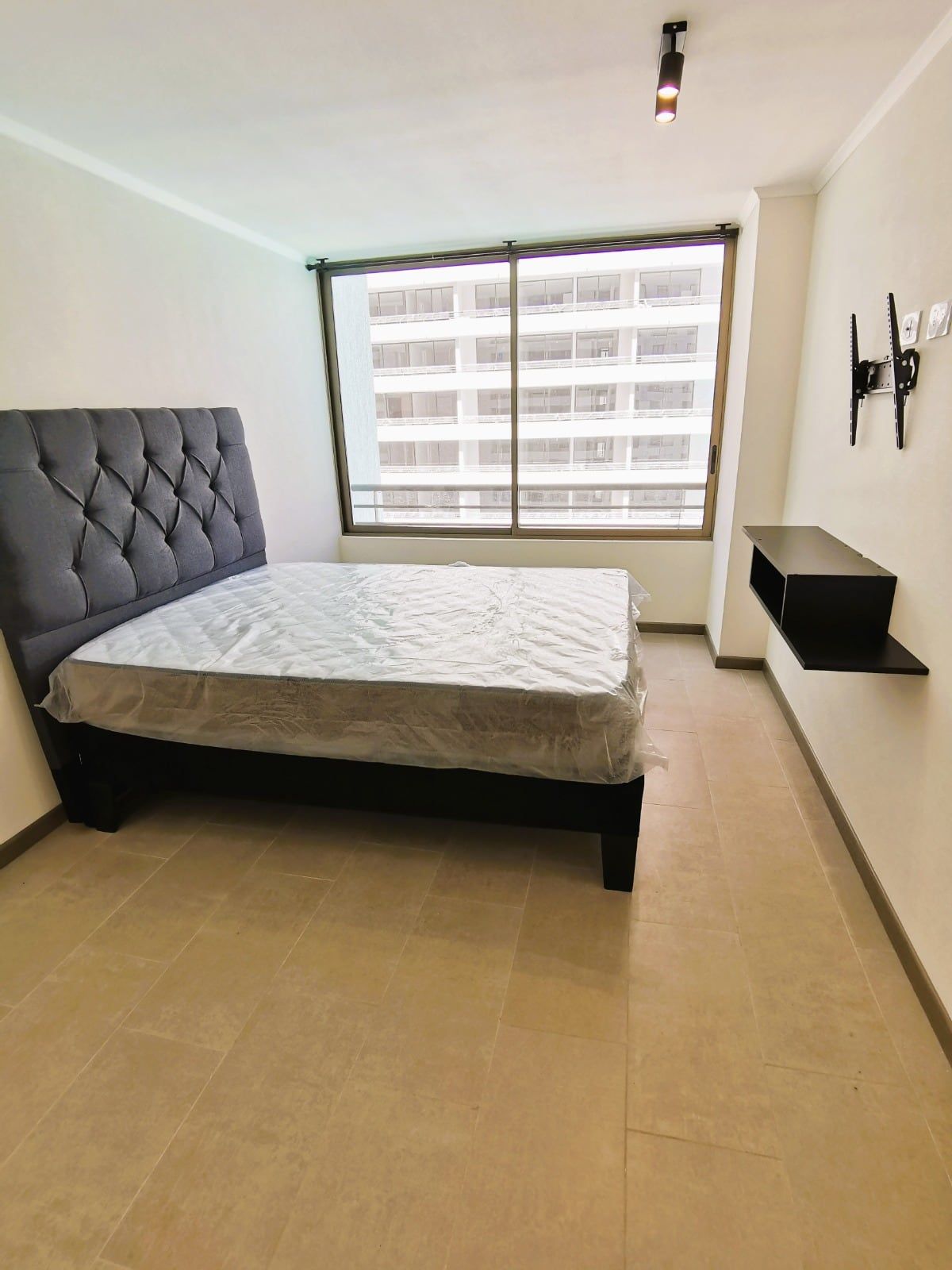 Dormitorio con ventana de un departamento en Laguna Centro