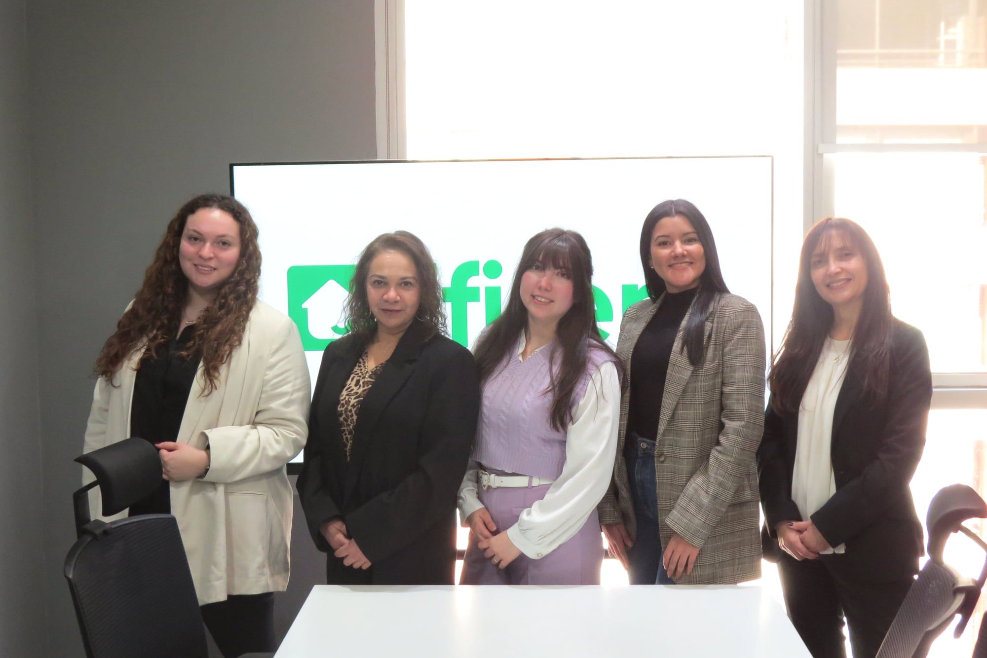 Equipo de EfiRent en su oficina
