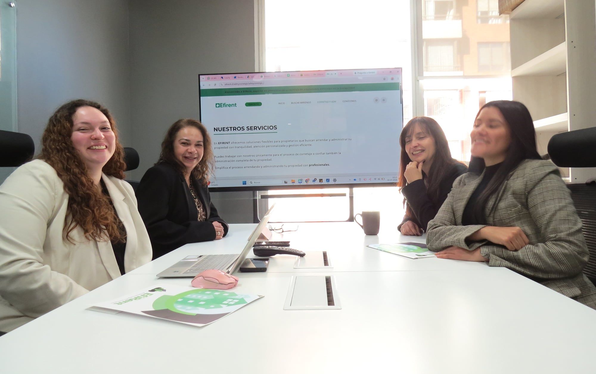 Equipo de EfiRent en una reunión en su oficina