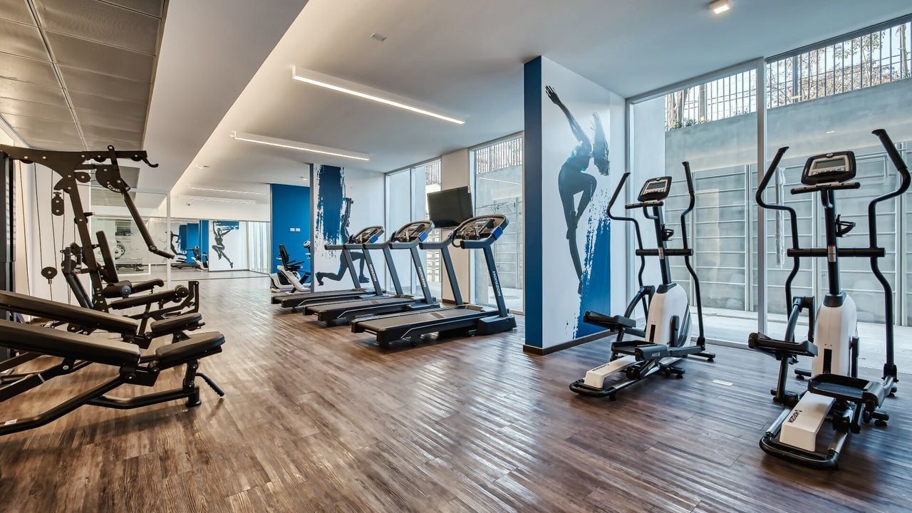 Gimnasio con máquinas y ventanales en Activa Plaza Chacabuco
