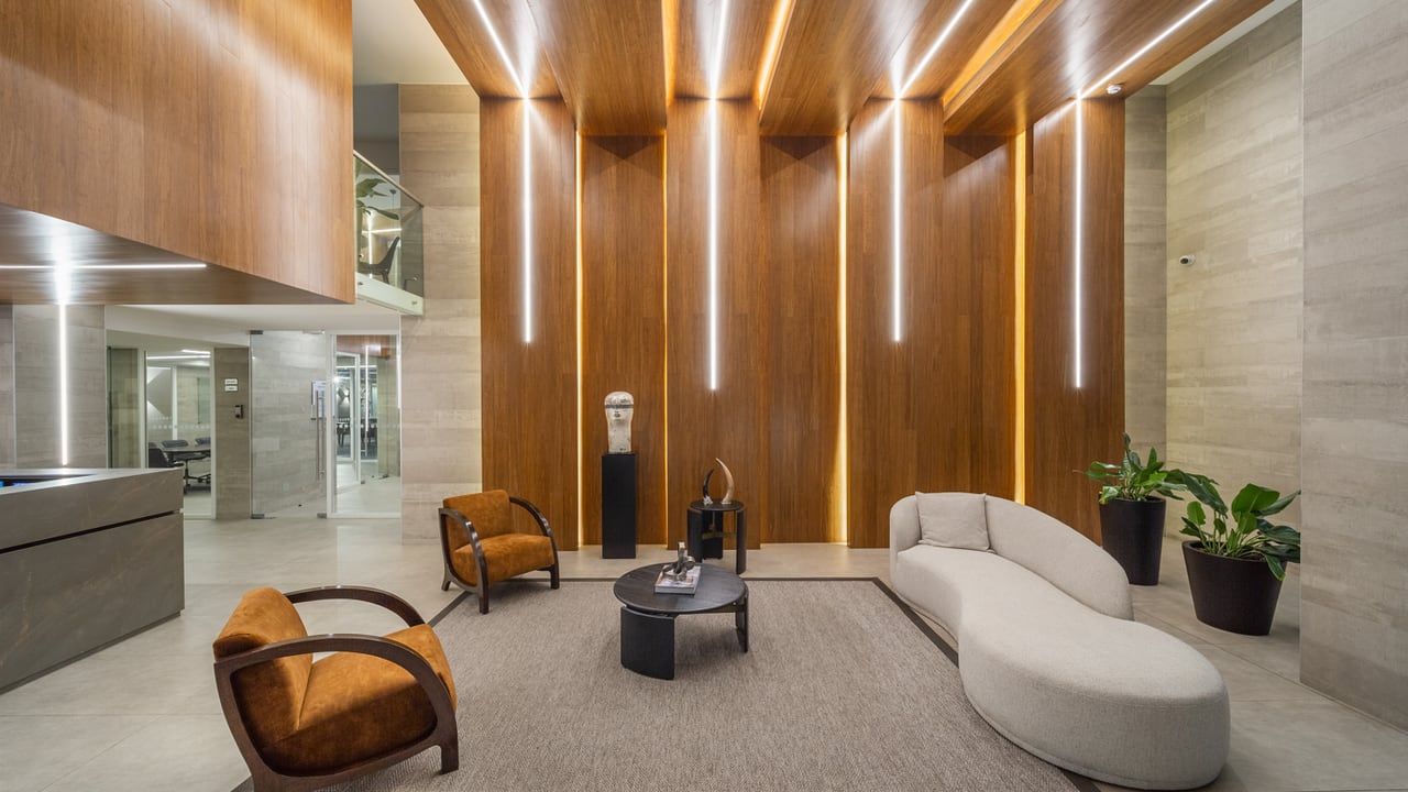 Hall de acceso con sillones de Activa Walker Martínez