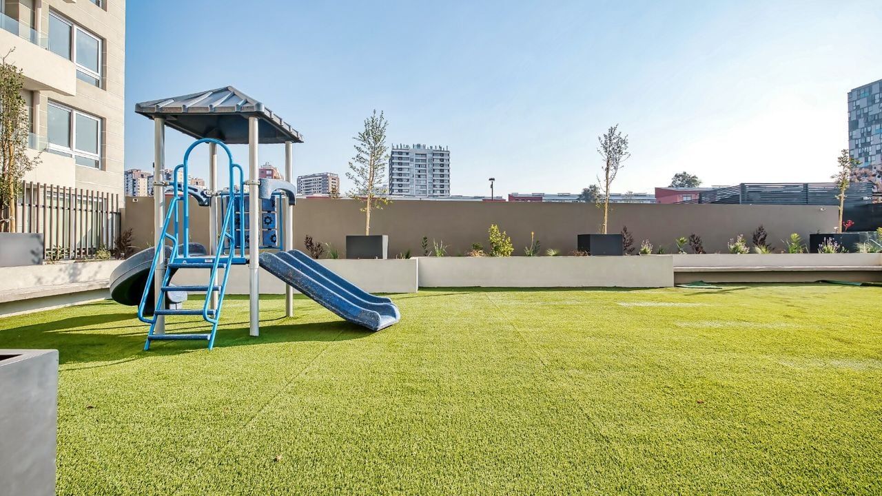Juegos infantiles sobre pasto en Activa Plaza Chacabuco