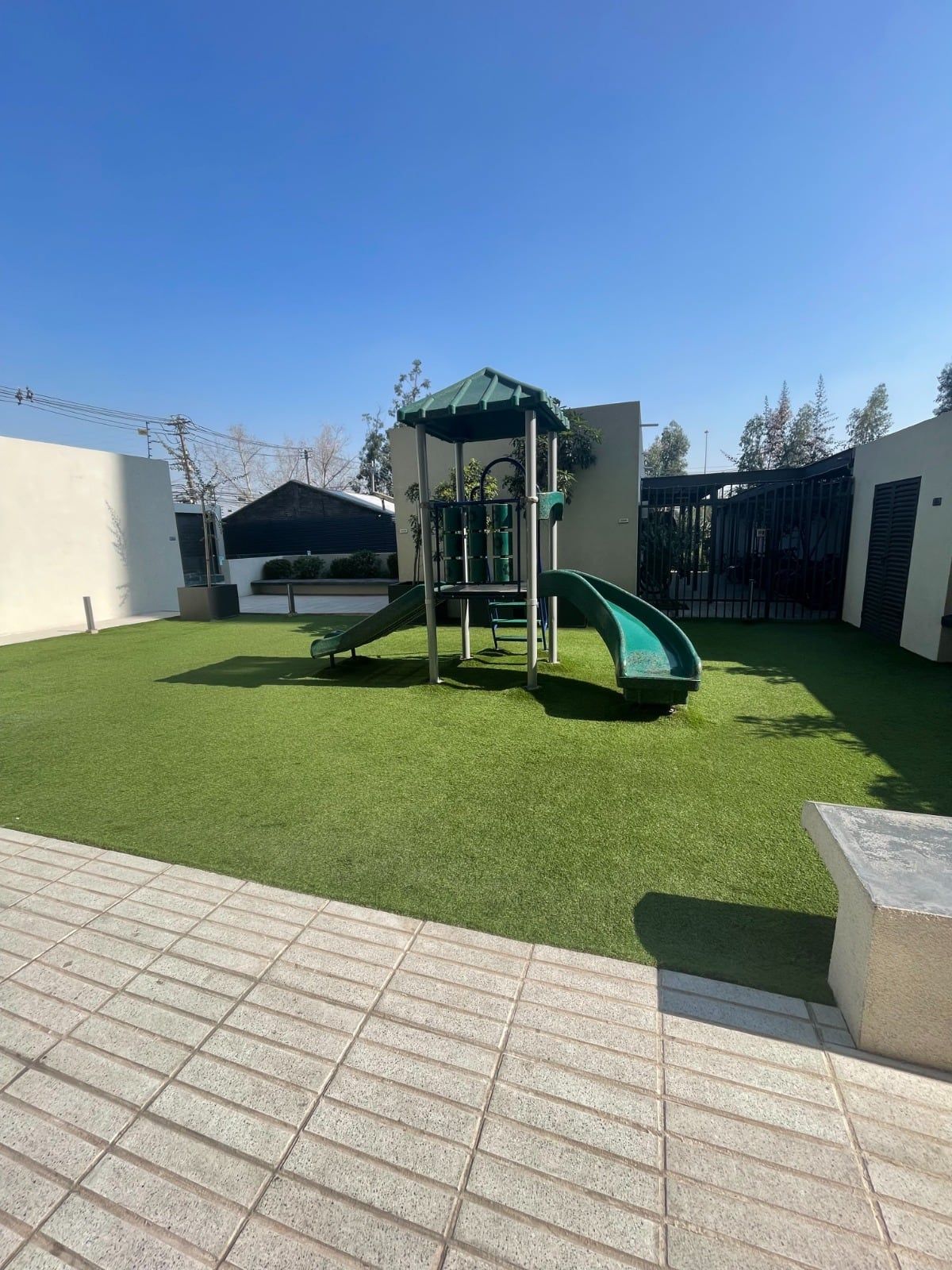 Juegos infantiles sobre pasto en Mirador Activa