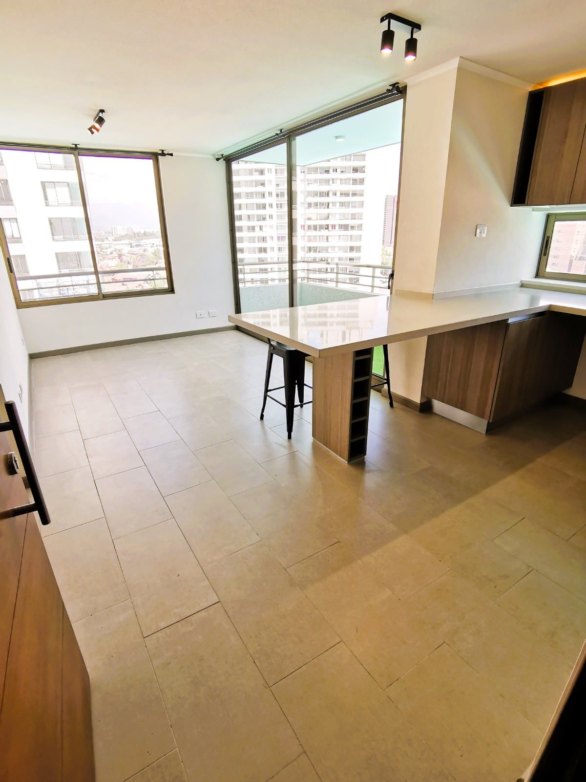 Living con barra de cocina de un departamento en Laguna Centro