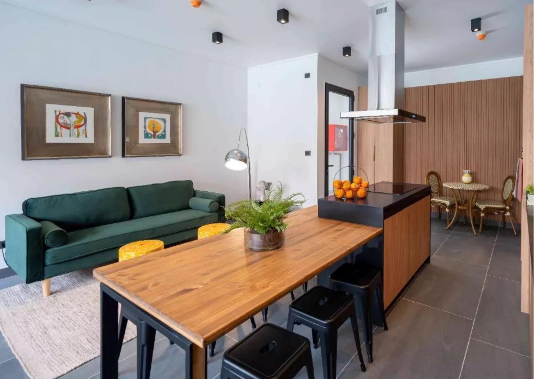 Comedor con mesa de madera de un departamento en Lo Encalada