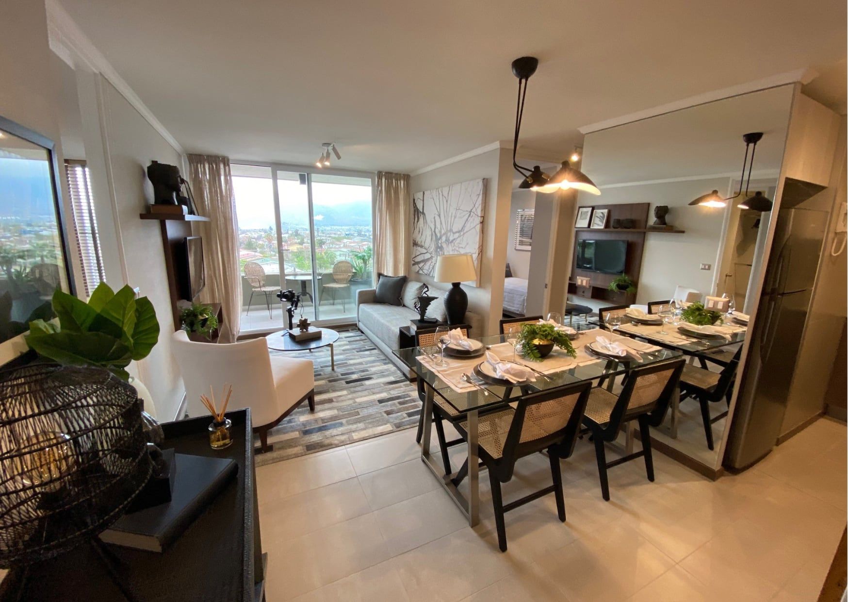 Comedor y living con vista a la ciudad de un departamento en Independencia Activa