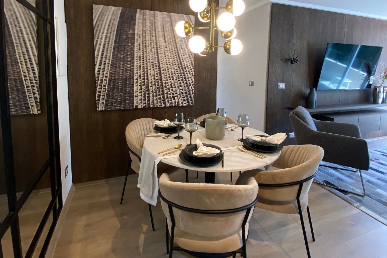 Comedor amoblado de un departamento en Mirador Activa