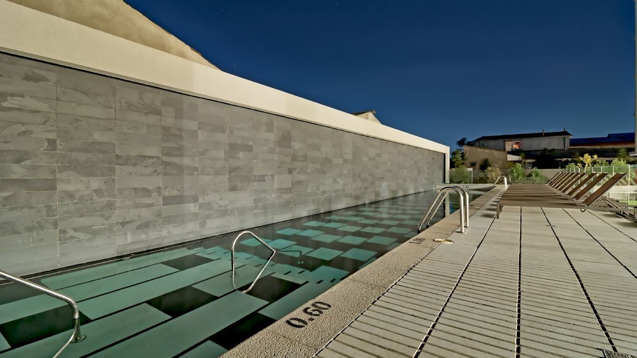 Piscina de Activa General Saavedra al anochecer