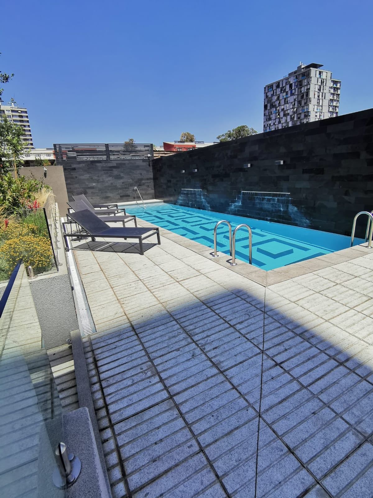 Piscina con reposeras en Activa Plaza Chacabuco