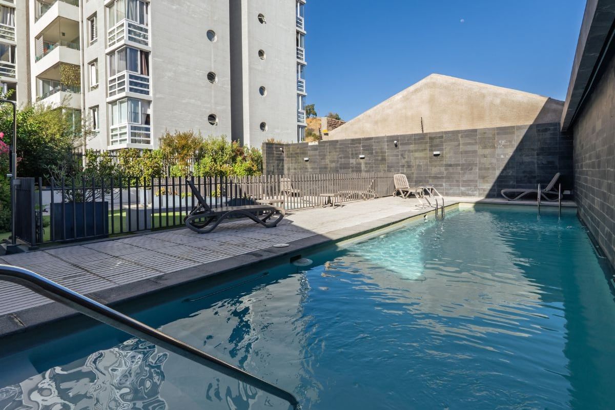 Piscina de Activa Entre Cerros, con el edificio al fondo