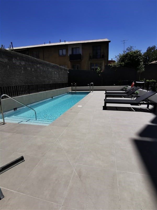 Piscina con reposeras de Aldunate