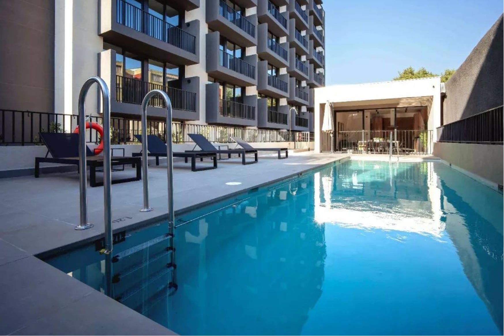 Piscina con reposeras junto a la torre de Lo Encalada