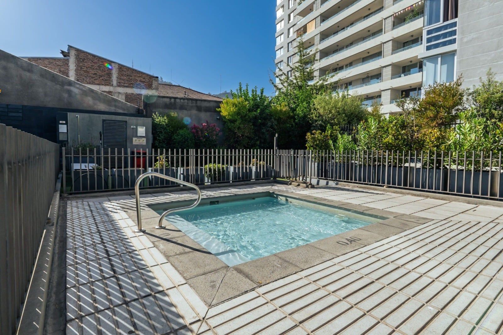 Piscina pequeña junto a la terraza de Activa Entre Cerros