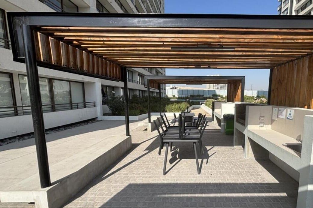 Quincho con pérgola entre las torres de Laguna Centro