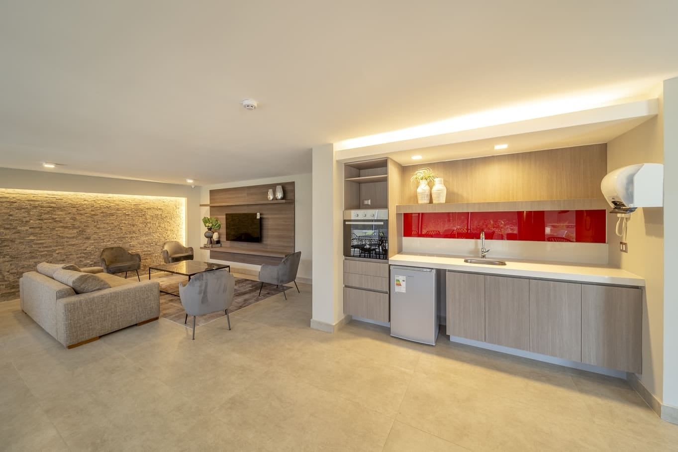 Quincho con cocina y sillones de Independencia Activa