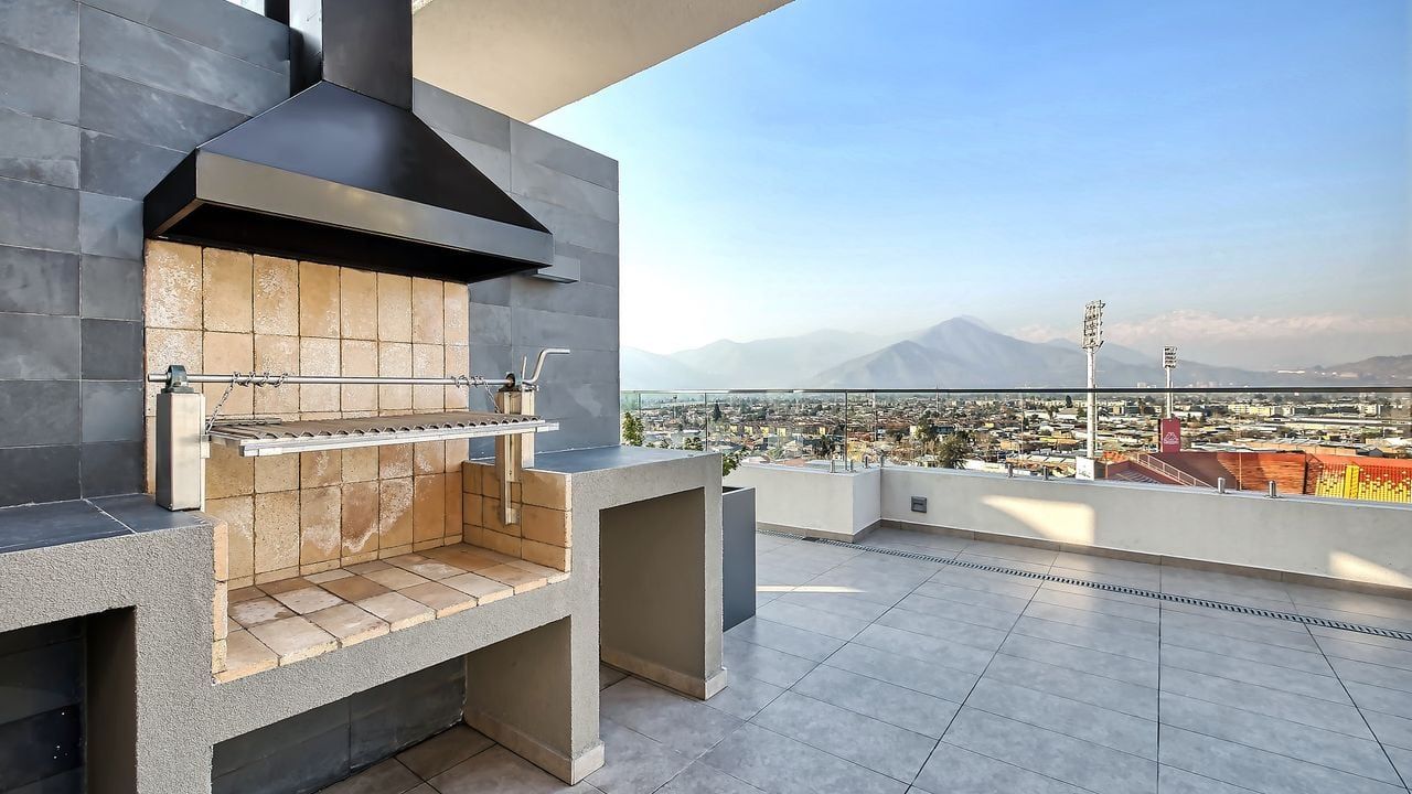 Parrilla del quincho con vista al cerro en Activa Plaza Chacabuco