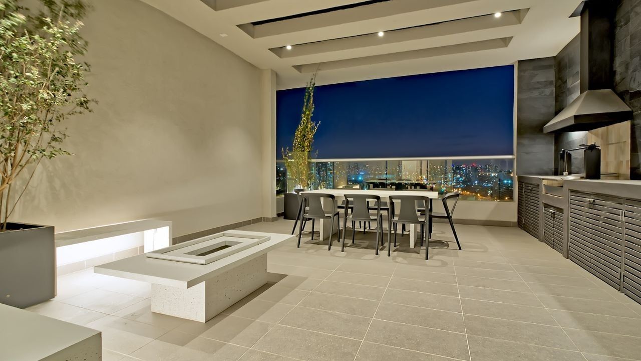 Terraza techada con mesas y parrilla en Activa General Saavedra