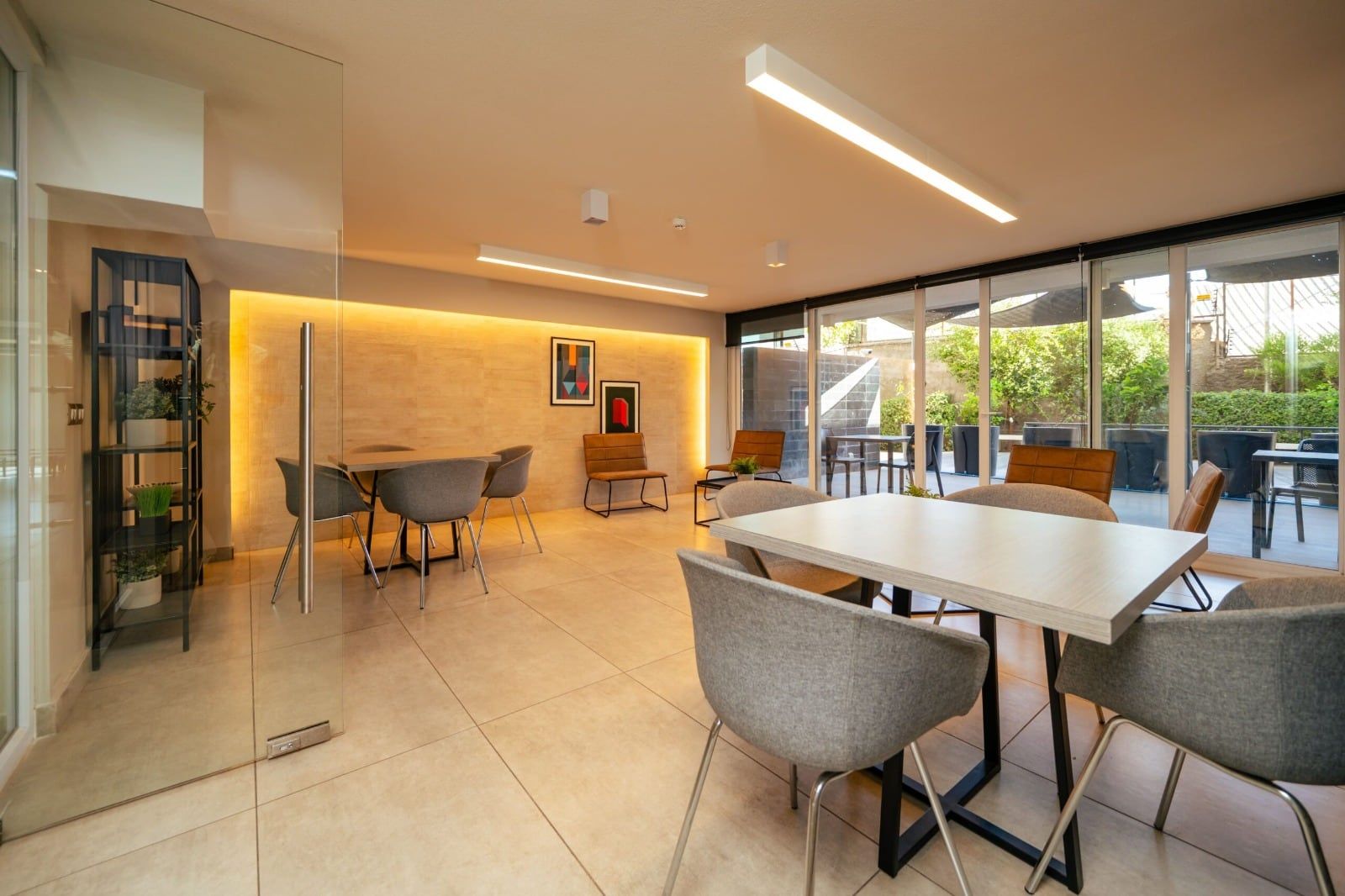 Sala común con mesas y sillones de Activa Entre Cerros