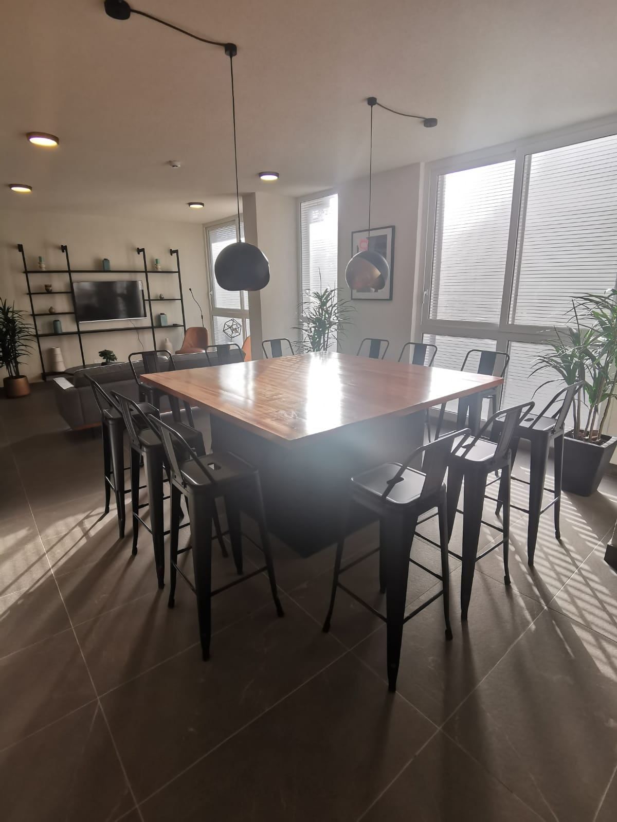 Mesa larga de la sala de eventos de Toro Mazote