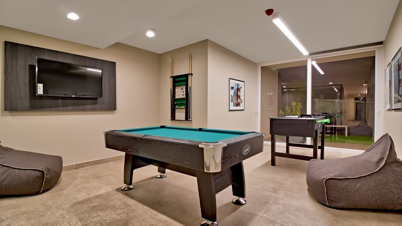 Sala de juegos con mesa de pool en Activa General Saavedra