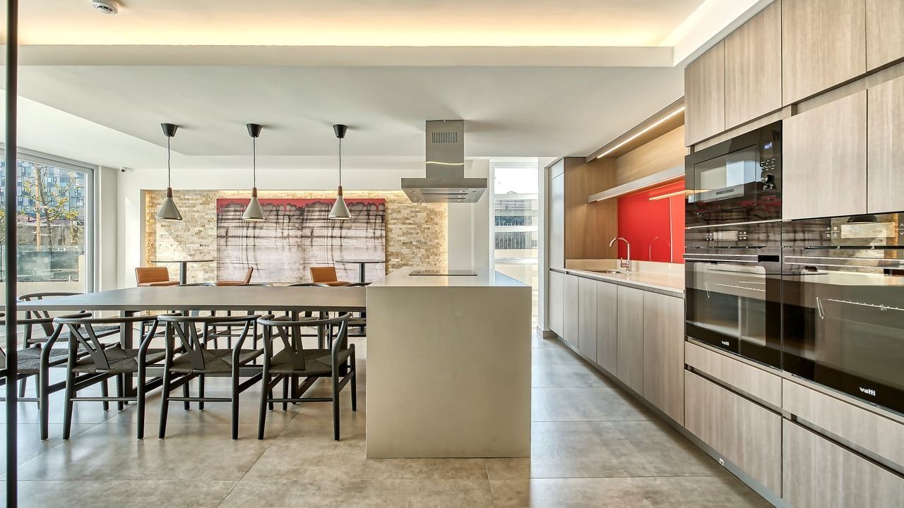 Salón gourmet con cocina y comedor en Activa Plaza Chacabuco