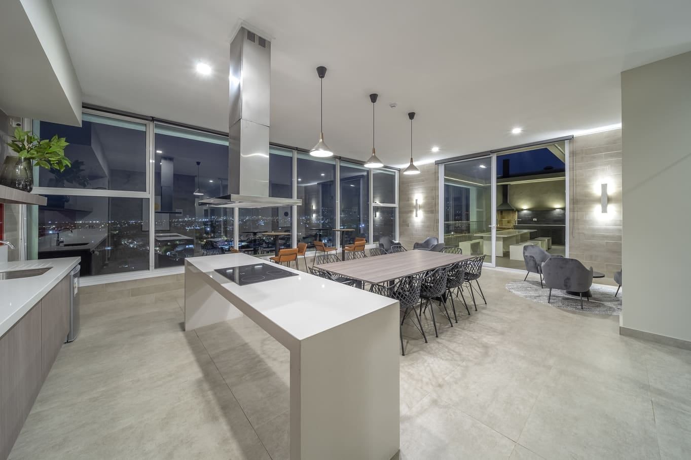 Salón gourmet con isla y comedor de Independencia Activa