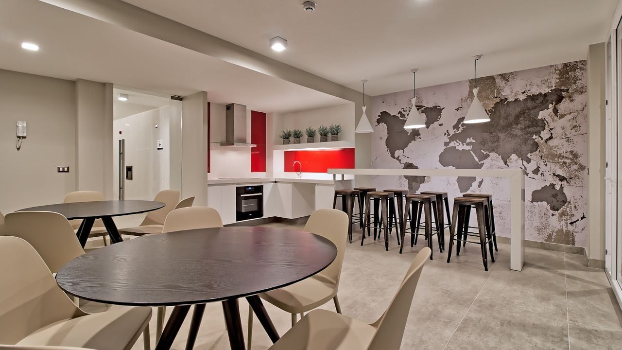 Salón gourmet con mesas y cocina en Activa General Saavedra