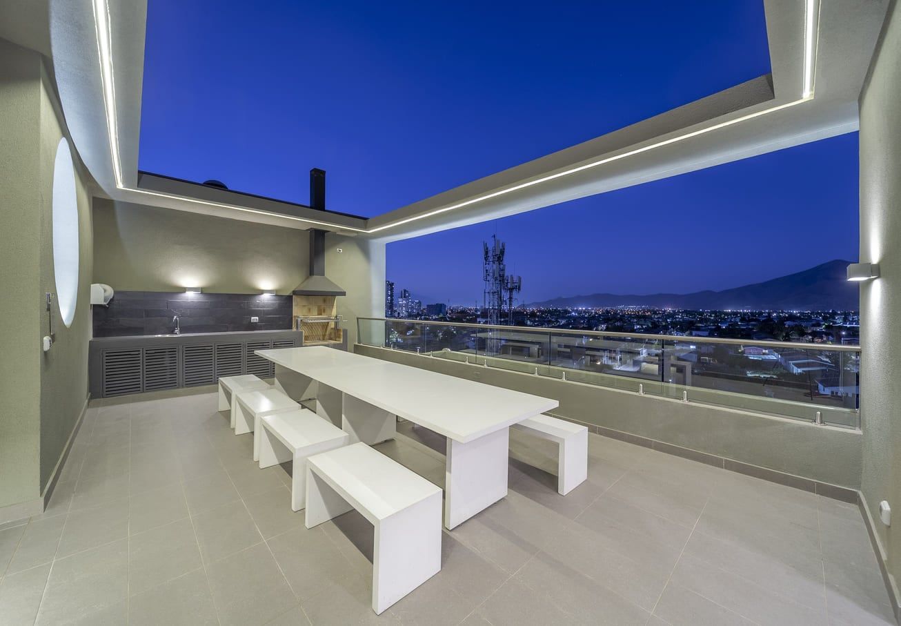 Terraza con mesa y vista nocturna a la ciudad en Independencia Activa