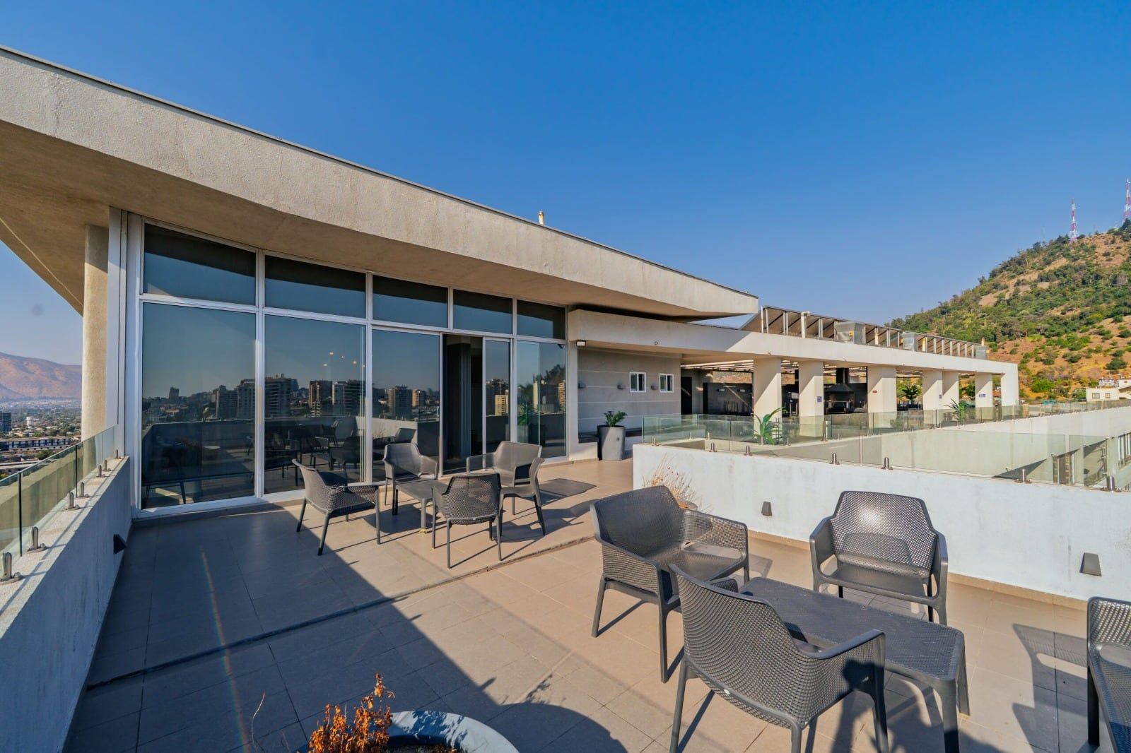 Terraza con mesas y vista al cerro en Activa Entre Cerros