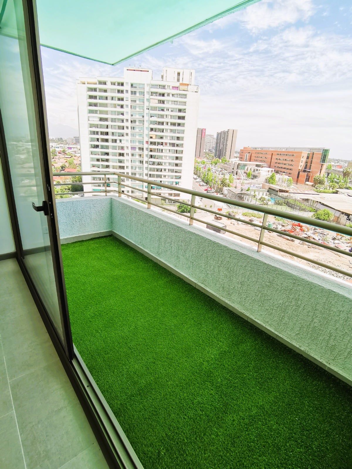 Terraza con pasto sintético de un departamento en Laguna Centro