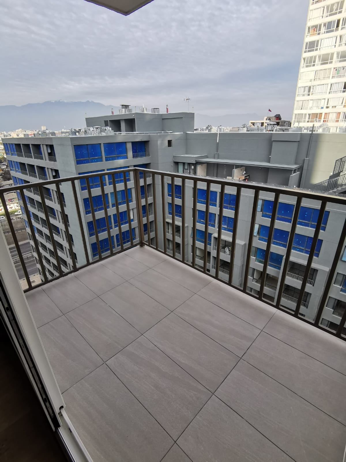Terraza de un departamento en Toro Mazote, con vista a la ciudad