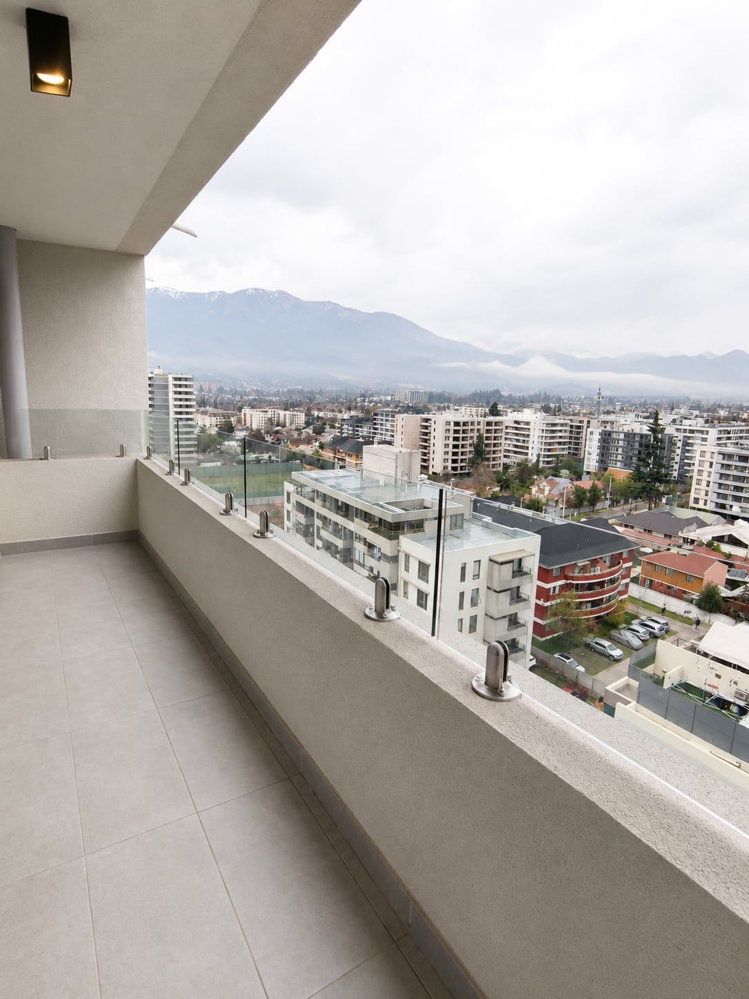 Vista a la cordillera desde la terraza de un departamento en Activa Walker Martínez